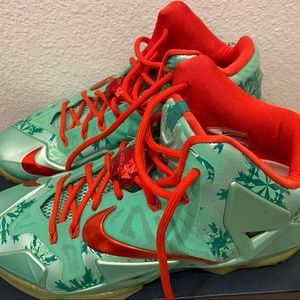 Lebron 11 Christmas edition